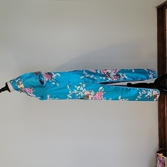 Kimono type negligee with peacocks.  Zippers up the side with snaps and buttons. - Picture 2 of 9